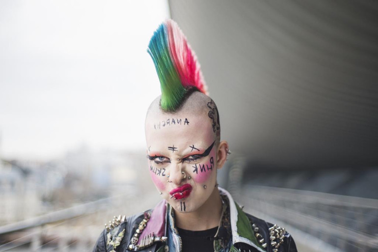 Fotoğrafa sarıldı bir daha bırakmadı