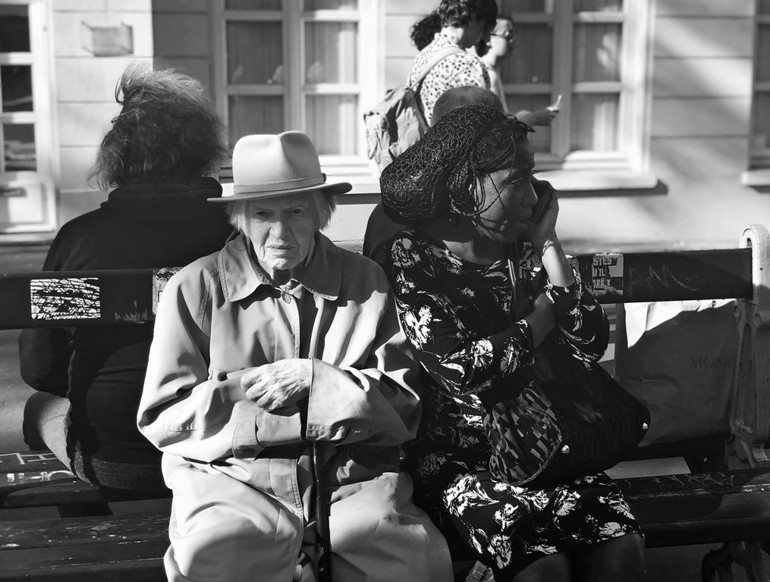 Fotoğrafa sarıldı bir daha bırakmadı