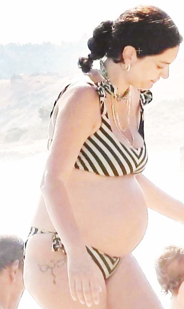 Bergüzar Korel ve Halit Ergenç tatile devam ediyor... Çeşme’de aile saadeti