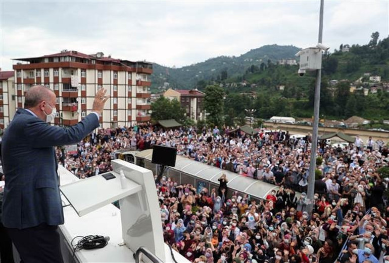 Son dakika... Cumhurbaşkanı Erdoğan sel bölgesinde... Toplam 550 konut inşa edeceğiz