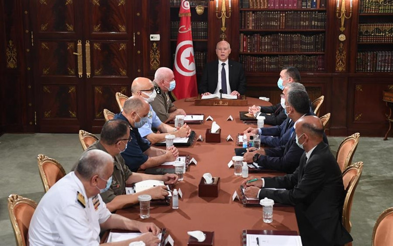 Son dakika haberi Tunusta darbe girişimi Cumhurbaşkanı Said ordu desteğiyle Başbakan Meşişiyi görevden aldı