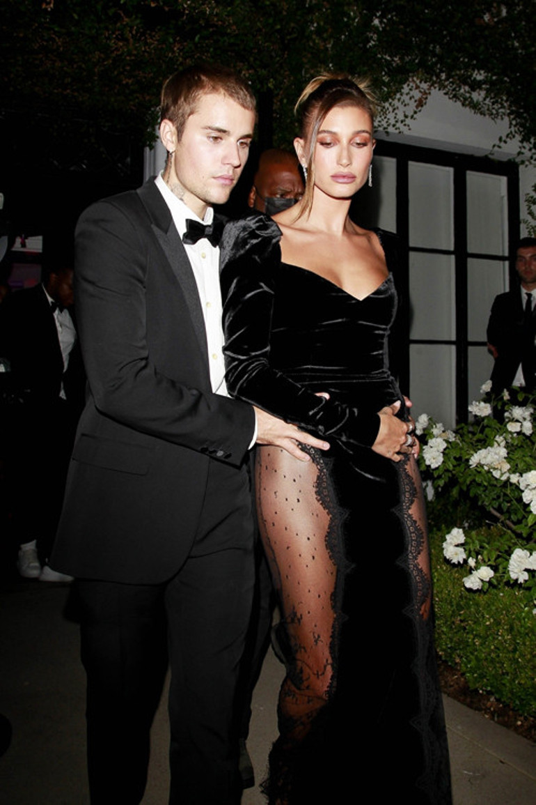 Justin Bieber ve Hailey Baldwin Bieber geleneği bozmadı: Şeffaf yırtmacı böyle korudu