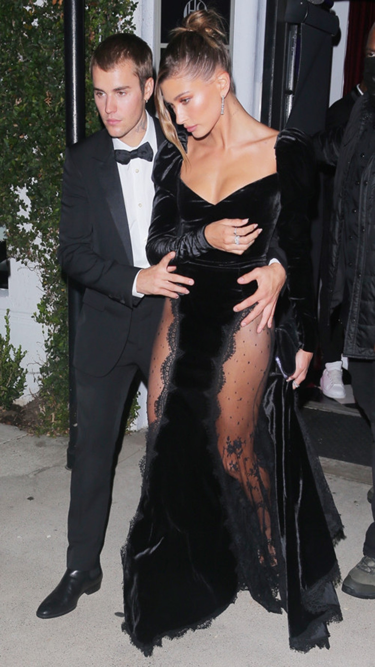 Justin Bieber ve Hailey Baldwin Bieber geleneği bozmadı: Şeffaf yırtmacı böyle korudu