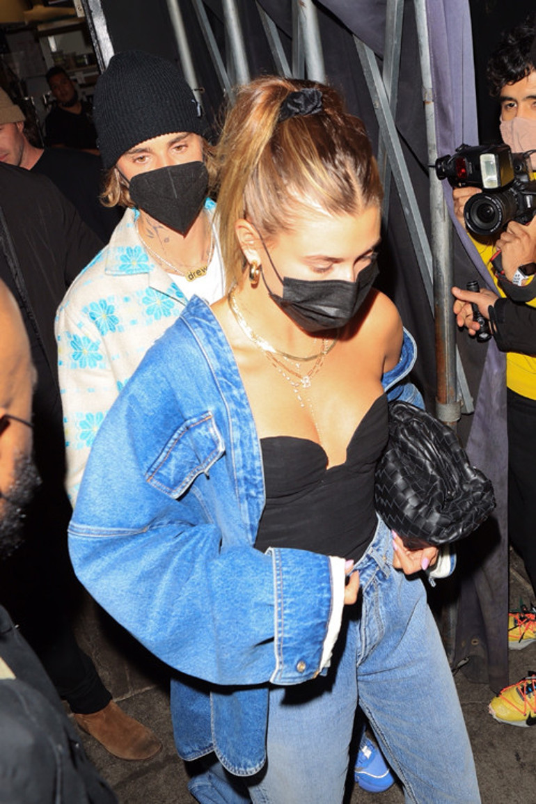 Justin Bieber ve Hailey Baldwin Bieber geleneği bozmadı: Şeffaf yırtmacı böyle korudu