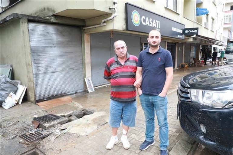 Son dakika... Artvinin Arhavi ilçesindeki sele kapılan Güzel çiftinin kurtarılma anının görüntüsü çıktı