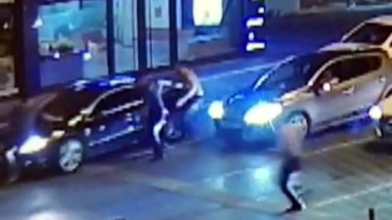 Polisi aracın kaputunda metrelerce sürükledi İşte o an...