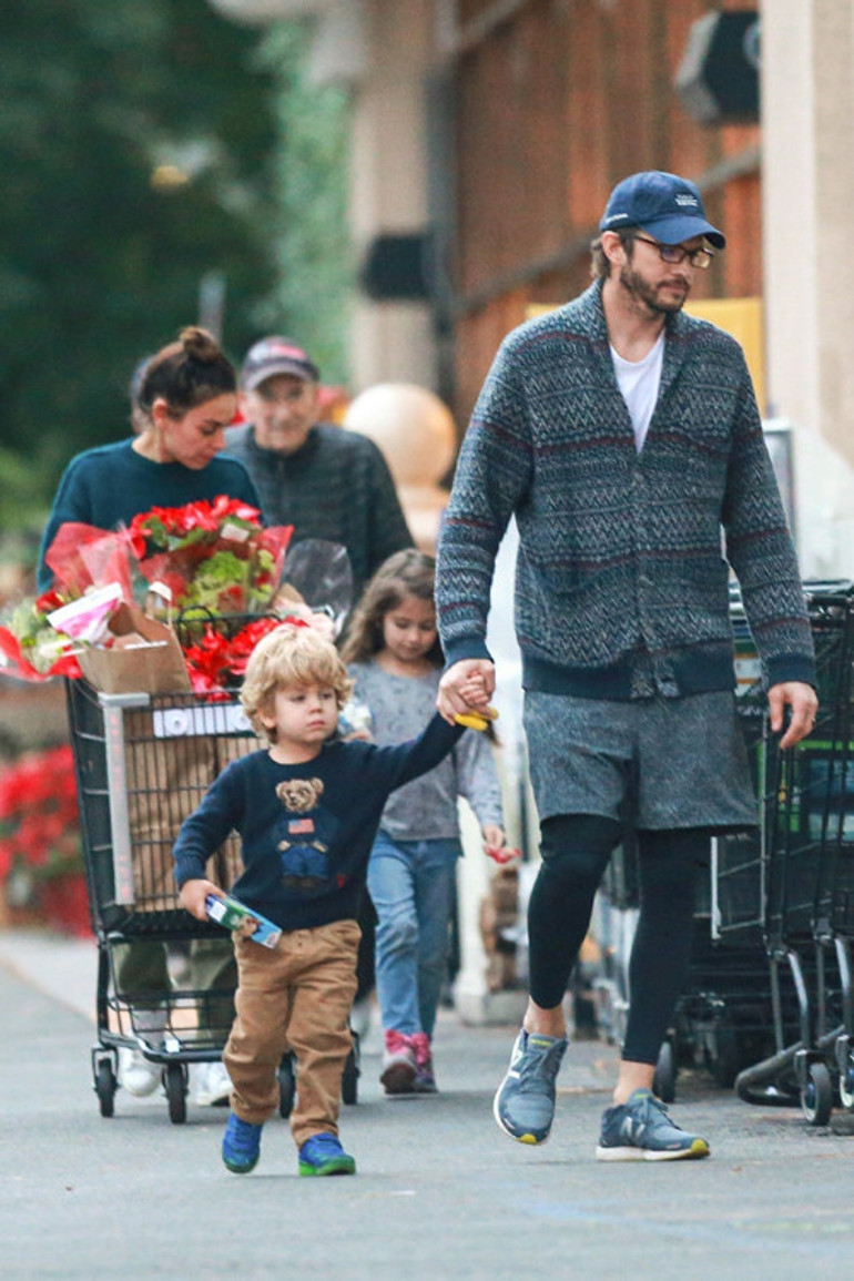 Mila Kunis ve Ashton Kutcherdan şok itiraf: Çocuklar iyice kirleninceye kadar bekliyoruz