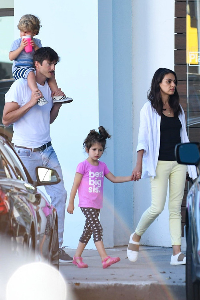 Mila Kunis ve Ashton Kutcherdan şok itiraf: Çocuklar iyice kirleninceye kadar bekliyoruz