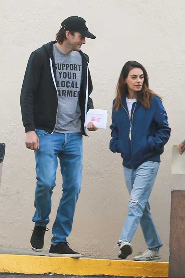 Mila Kunis ve Ashton Kutcherdan şok itiraf: Çocuklar iyice kirleninceye kadar bekliyoruz