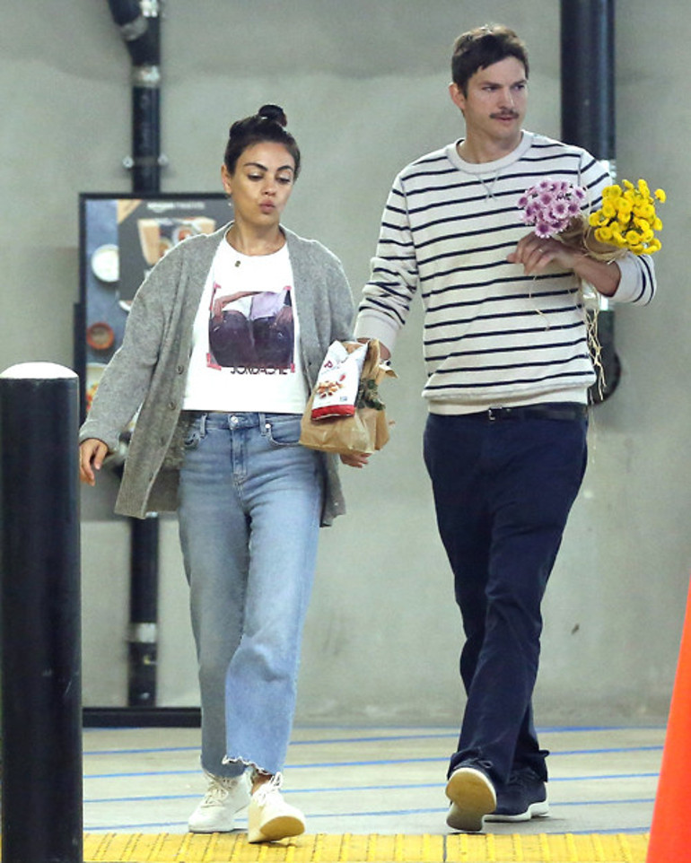 Mila Kunis ve Ashton Kutcherdan şok itiraf: Çocuklar iyice kirleninceye kadar bekliyoruz