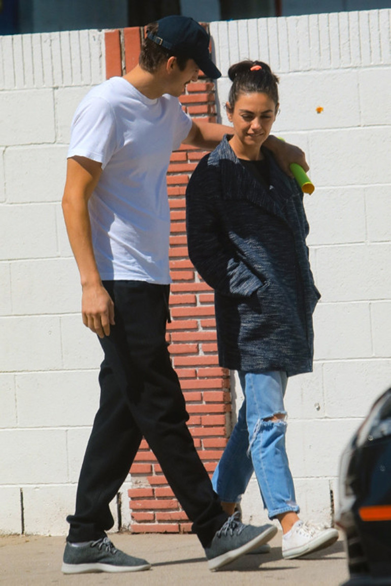 Mila Kunis ve Ashton Kutcherdan şok itiraf: Çocuklar iyice kirleninceye kadar bekliyoruz