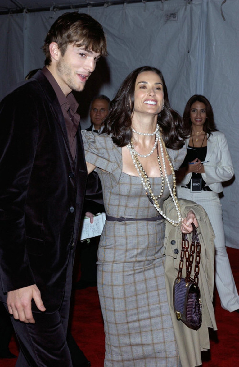 Mila Kunis ve Ashton Kutcherdan şok itiraf: Çocuklar iyice kirleninceye kadar bekliyoruz