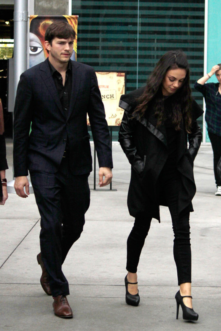 Mila Kunis ve Ashton Kutcherdan şok itiraf: Çocuklar iyice kirleninceye kadar bekliyoruz