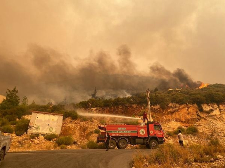 Son dakika... Mersin Aydıncıktaki orman yangını ikinci gününde