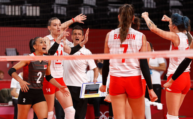 Son dakika: Filenin Sultanları geri dönemedi Dünya 1 numarası ABD, Tokyo 2020de bunu ilk kez yaşadı... (ABD 3-2 Türkiye voleybol maçı özeti)