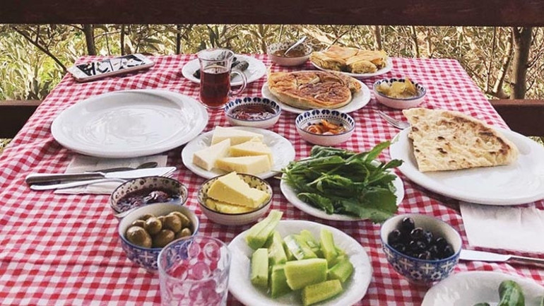 Bize şöyle esen bir masa lütfen