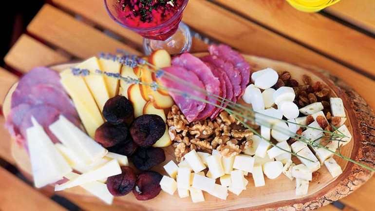 Bir ada masalı: Gelincik şerbeti ve orijinal bademli kurabiye