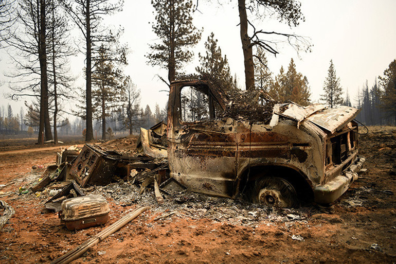 Atom bombası gibi görünüyordu... ABDde itfaiyeci kendi evini kurtaramadı