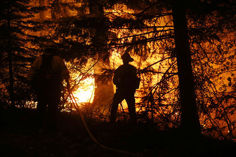 Atom bombası gibi görünüyordu... ABDde itfaiyeci kendi evini kurtaramadı