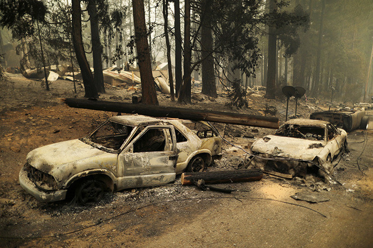 Atom bombası gibi görünüyordu... ABDde itfaiyeci kendi evini kurtaramadı