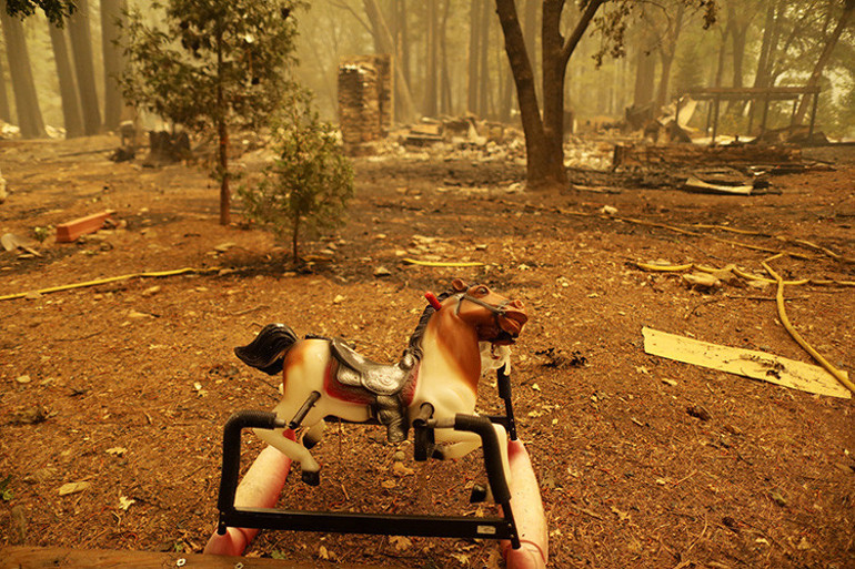 Atom bombası gibi görünüyordu... ABDde itfaiyeci kendi evini kurtaramadı