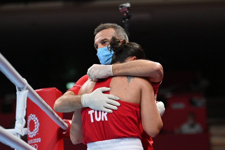 Son Dakika: Tokyo 2020de Busenaz Sürmeneliden altın, Buse Naz Çakıroğlundan gümüş madalya Kadınlar boksta tarih yazdılar...