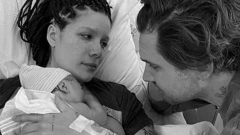 Halsey doğum sonrası oluşan çatlaklarını paylaştı: Her şey göründüğü gibi