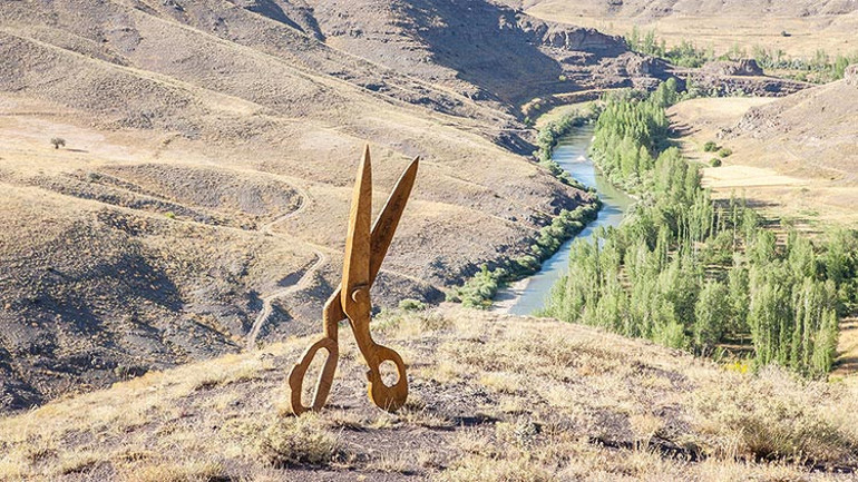 Bozkırda devasa heykeller