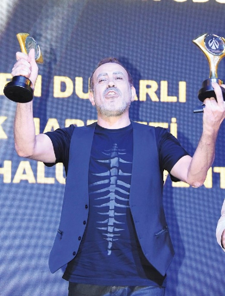 Ödül töreninde Edis - Erkan Özerman gerilimi