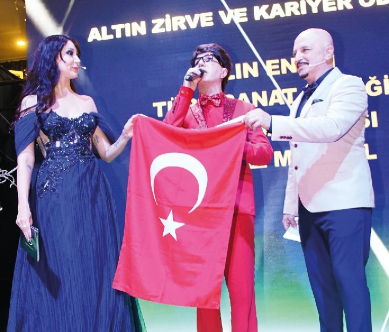 Ödül töreninde Edis - Erkan Özerman gerilimi