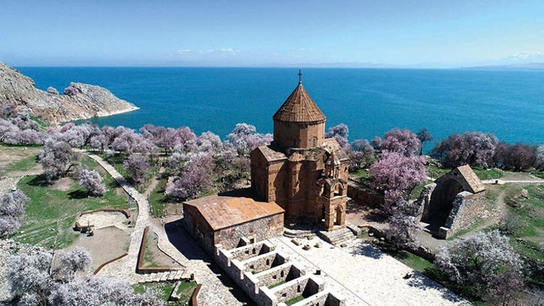 ‘Gümüş tasta bir sudur Van Gölü’