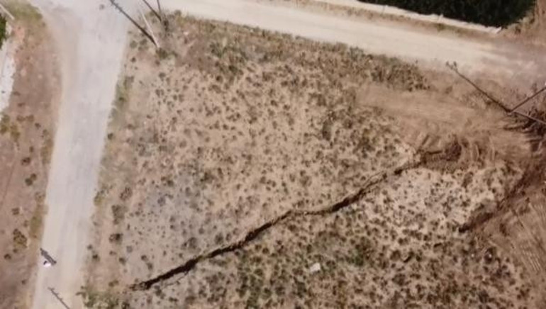 Sabah uyandıklarında gördüler Korkutan yarıklar