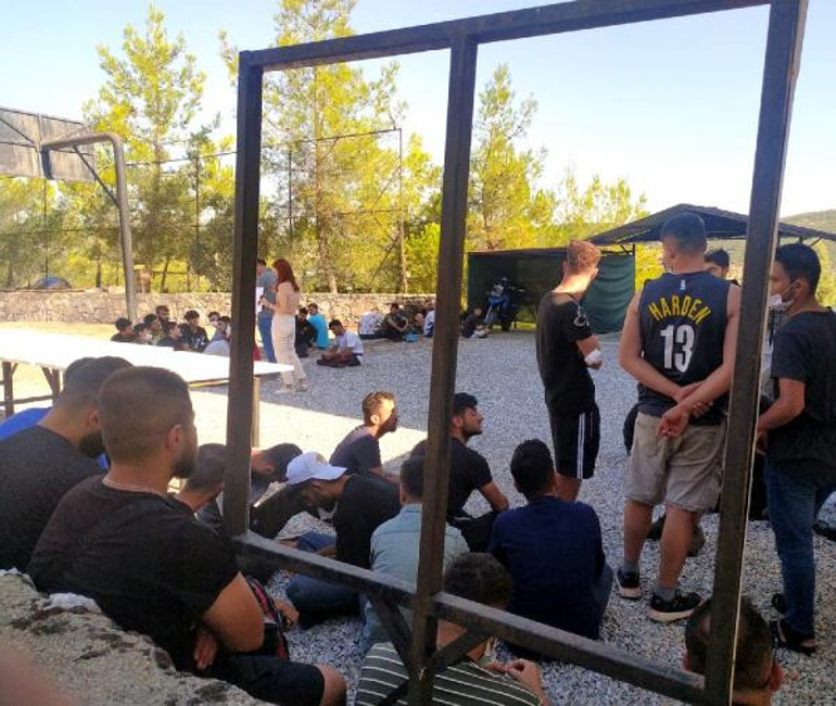 Muğlada ormanda 55 kaçak göçmen yakalandı