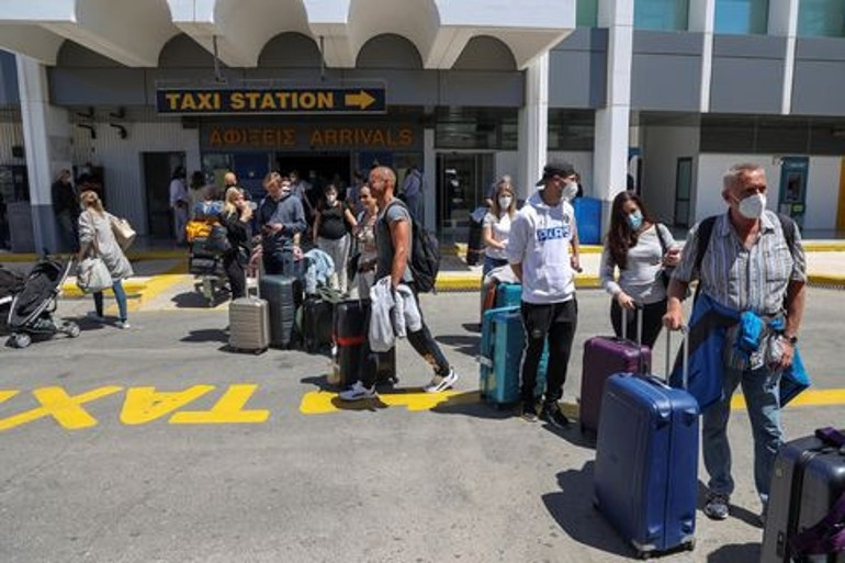 Delta kâbusu tatil cennetini cehenneme çevirdi: Girit Adasında sokağa çıkma yasağı başladı