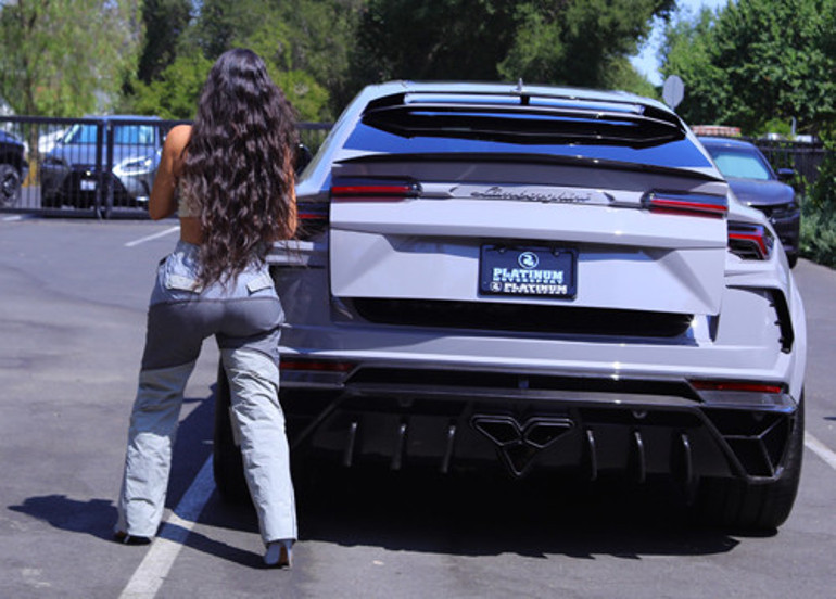 Sanki bir eksiklik var: Kim Kardashian kalçasını mı küçülttü