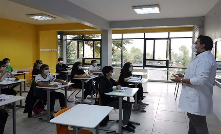 Yüz yüze eğitim başlıyor… Aklımızdaki her soruyu sorduk Bizi neler bekliyor Bugün aşı olsalar bile...