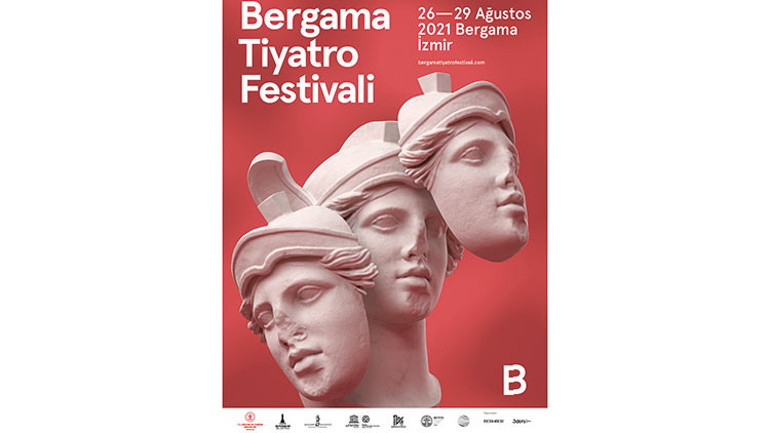 Bergamanın her köşesi bir sahne…