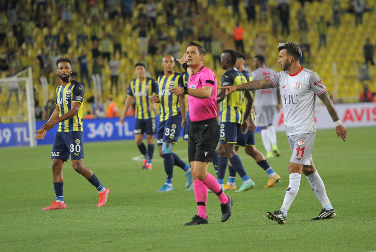 Son Dakika: Fenerbahçe - Antalyaspor maçına damga vuran pozisyon Golden sonra maçı bıraktılar...