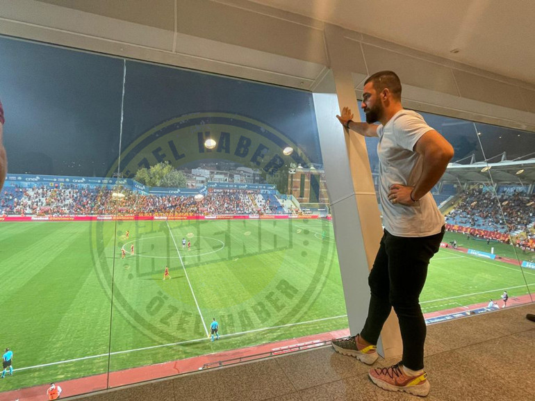 Son Dakika: Galatasarayda Arda Turan Randers maçında yerinde duramadı Heyecan, stres ve sevinç...