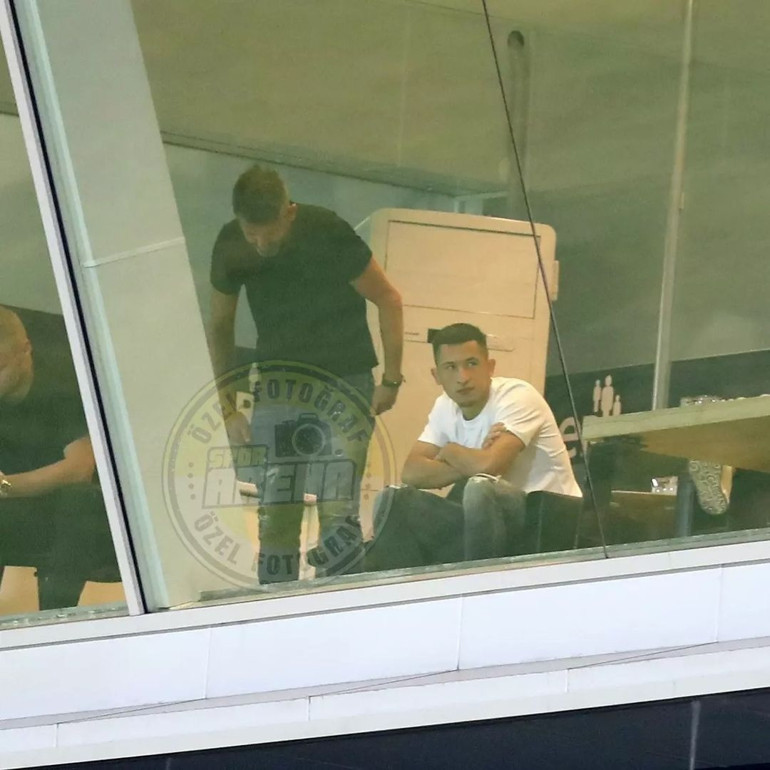 Son Dakika: Galatasarayda Arda Turan Randers maçında yerinde duramadı Heyecan, stres ve sevinç...