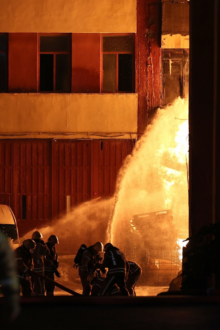Son dakika haberi: İstanbul Başakşehirde sanayi bölgesinde yangın... 8 saat sonra kontrol altında