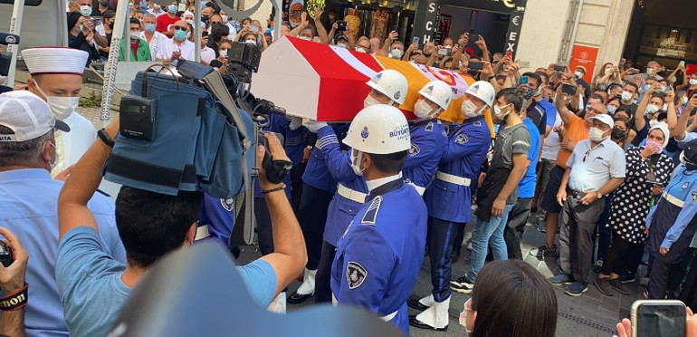 Derya Şensoydan babası Ferhan Şensoya veda: Güle güle aklım, ışığım, kalbim babam
