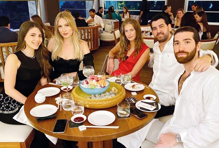 Dilan Çiçek Deniz ile  sevgilisi Thor Saevarsson İspanyolca öğreniyor