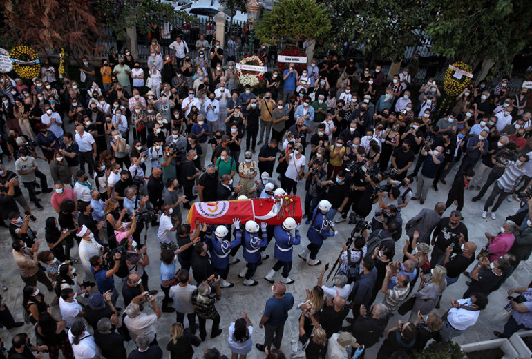 Derya Şensoydan babası Ferhan Şensoya veda: Güle güle aklım, ışığım, kalbim babam