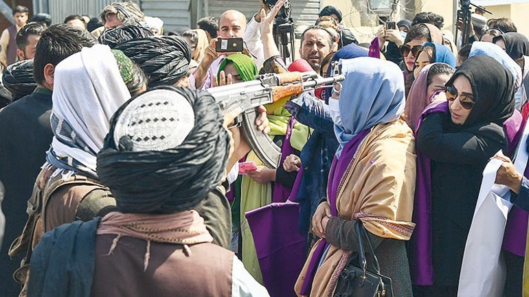 Kabil’de kadınlar başkaldırdı: Taliban bizi evde tutamazsın