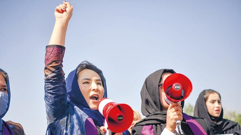 Kabil’de kadınlar başkaldırdı: Taliban bizi evde tutamazsın