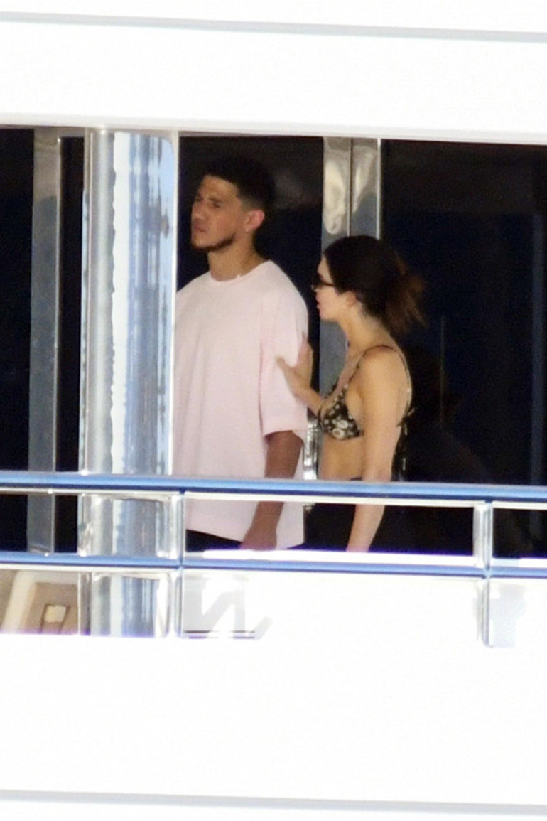 Sevgilisi Devin Booker ile pozlarını paylaşan Kendall Jennera Türk hayranları böyle seslendi