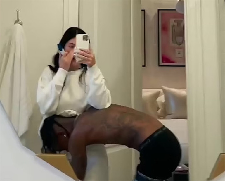 Kylie Jenner ve Travis Scott mutlu haberi sosyal medyadan duyurdu: Yeni bebek geliyor