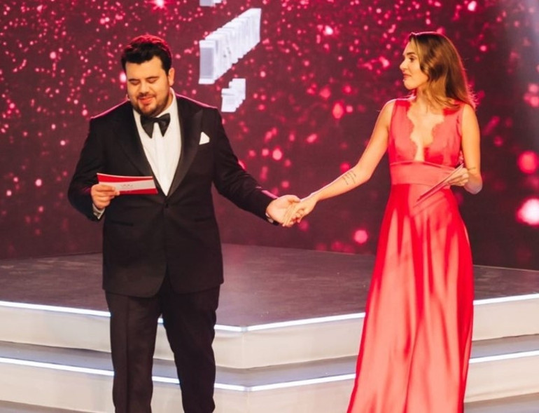 Miss Turkey 2021 finalinde Eser ve Berfu Yenenler arasında güldüren diyalog
