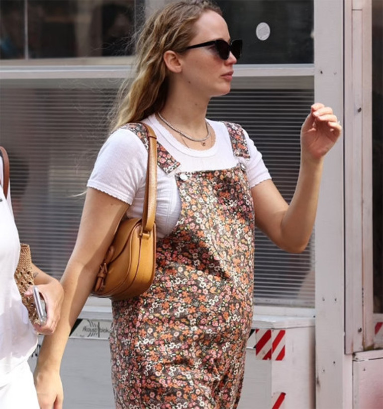 Jennifer Lawrence anne oluyor: Birer birer hamilelik haberleri geldi